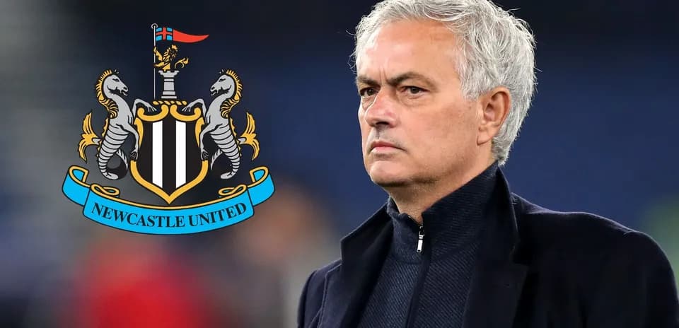 Entrenador mirando al campo con escudo de Newcastle