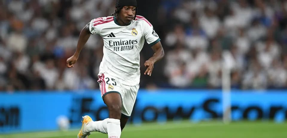 Jugador del Real Madrid corriendo en el campo