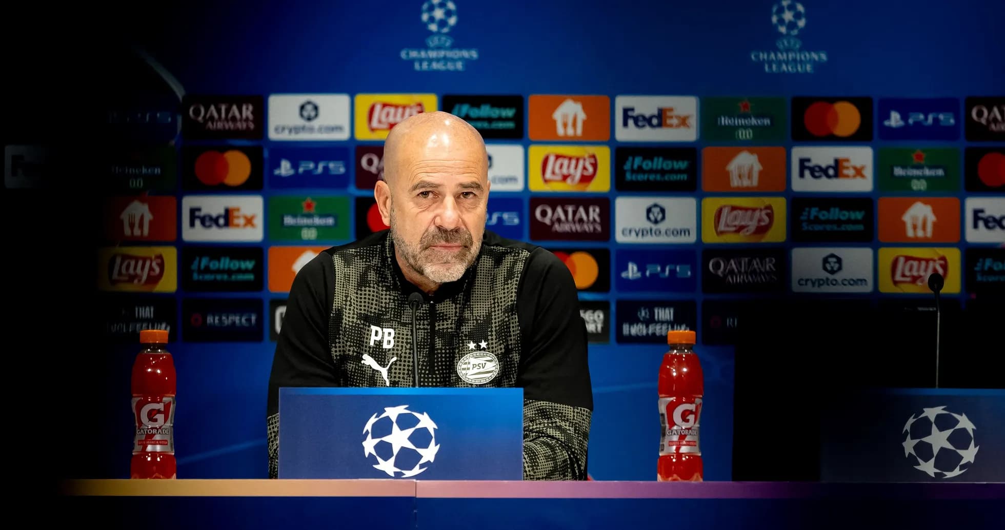 Entrenador en rueda de prensa de Champions League