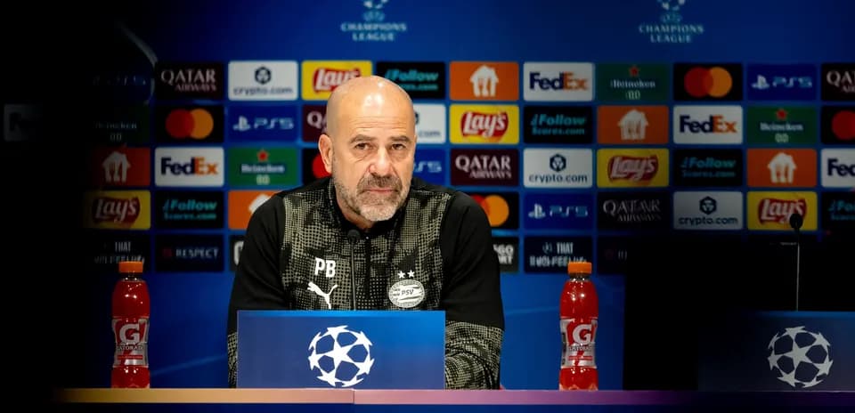 Entrenador en rueda de prensa de Champions League