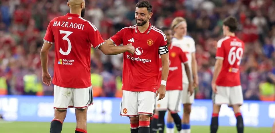 Jugadores de Manchester United en celebración en el campo