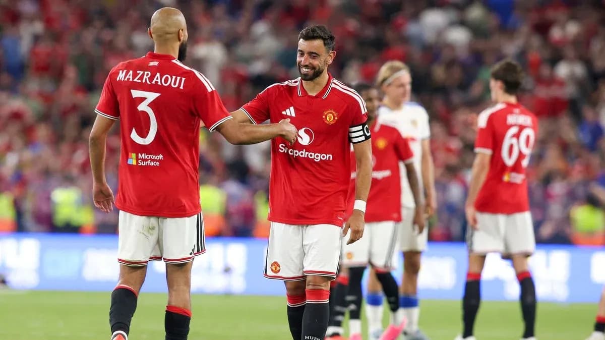Jugadores de Manchester United en celebración en el campo