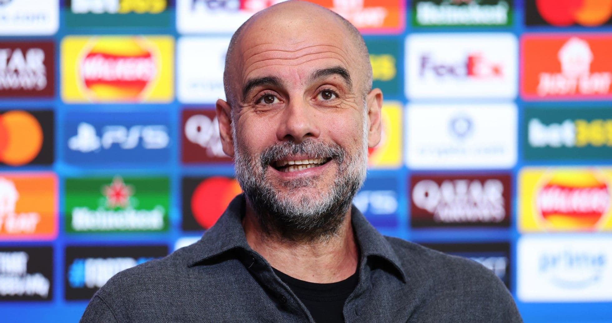 Entrenador hablando en conferencia de prensa