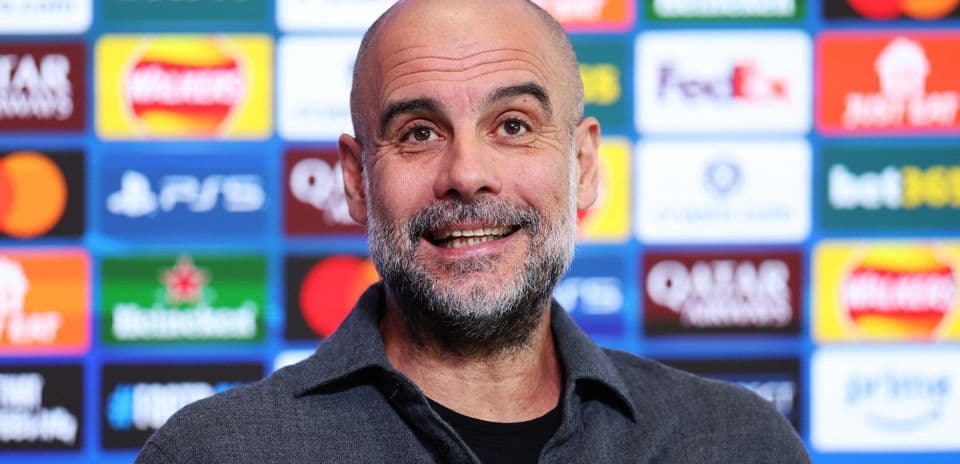 Entrenador hablando en conferencia de prensa