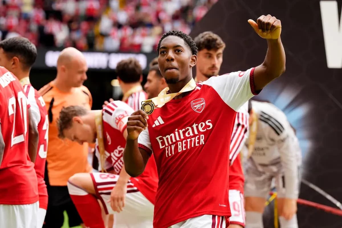 Jugador del Arsenal celebrando con medalla dorada