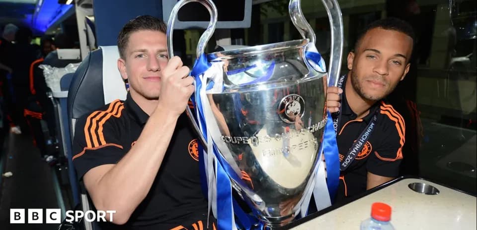 Jugadores sosteniendo la Champions League en autobús