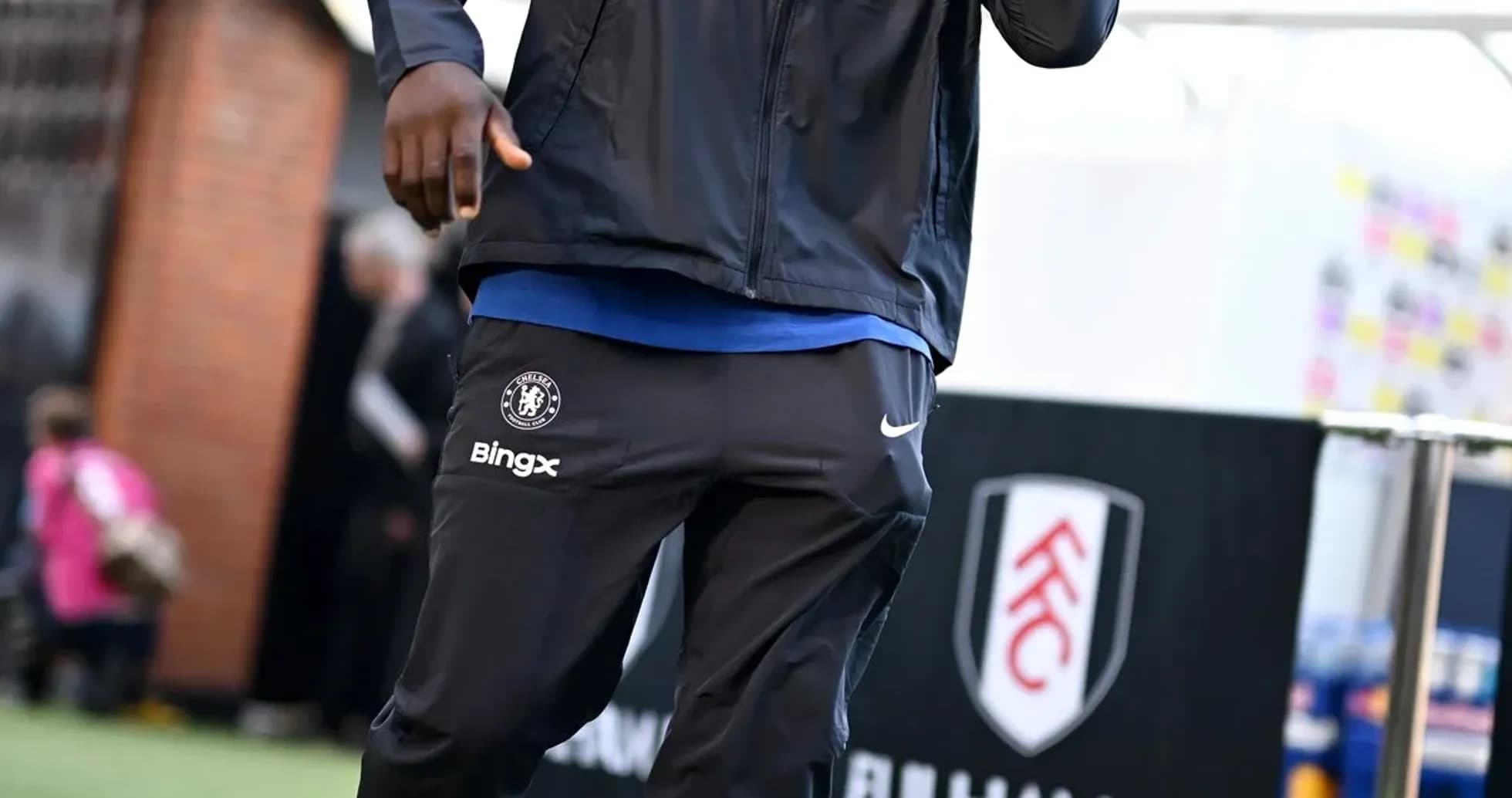 Jugador de Chelsea caminando hacia el estadio