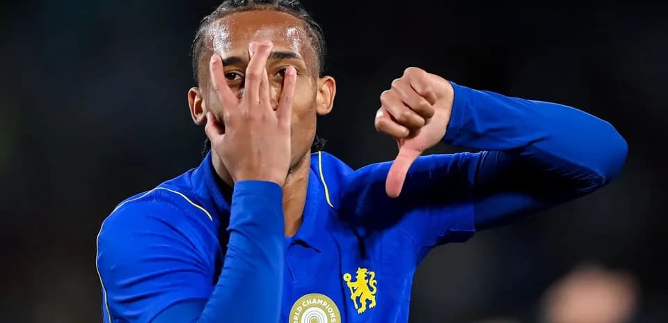 Jugador mostrando gestos con las manos en partido