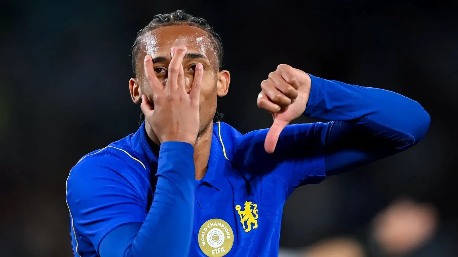 Jugador mostrando gestos con las manos en partido
