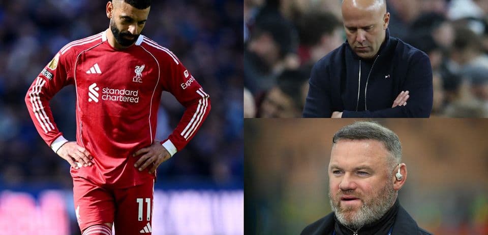 Jugador de Liverpool y entrenadores en la cancha