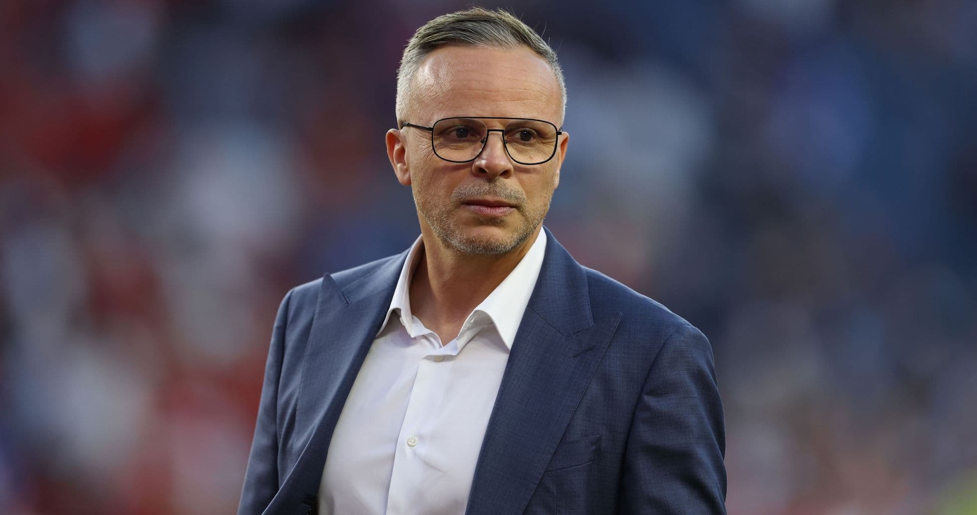Entrenador en la cancha durante un partido