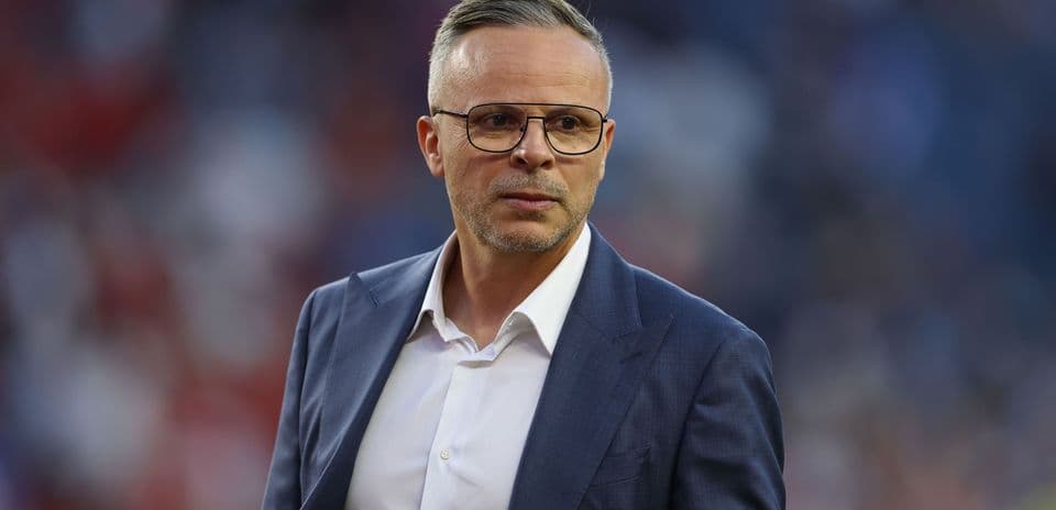Entrenador en la cancha durante un partido