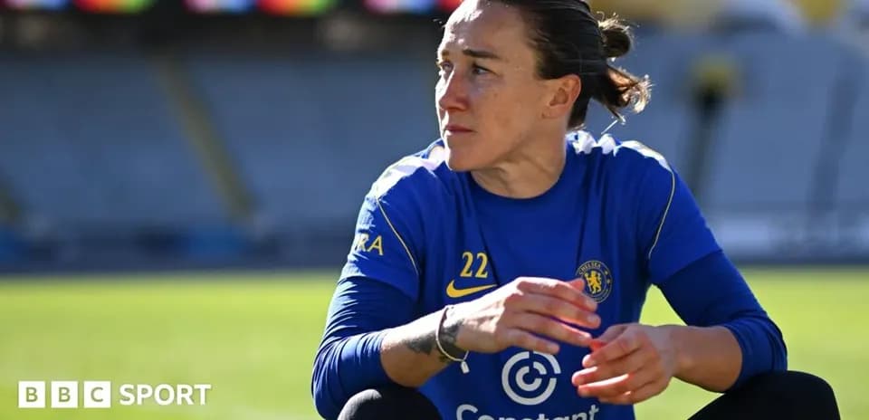 Jugadora de Chelsea sentada en el campo de entrenamiento