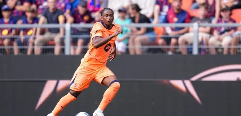 Jugador corriendo en uniforme naranja durante el partido