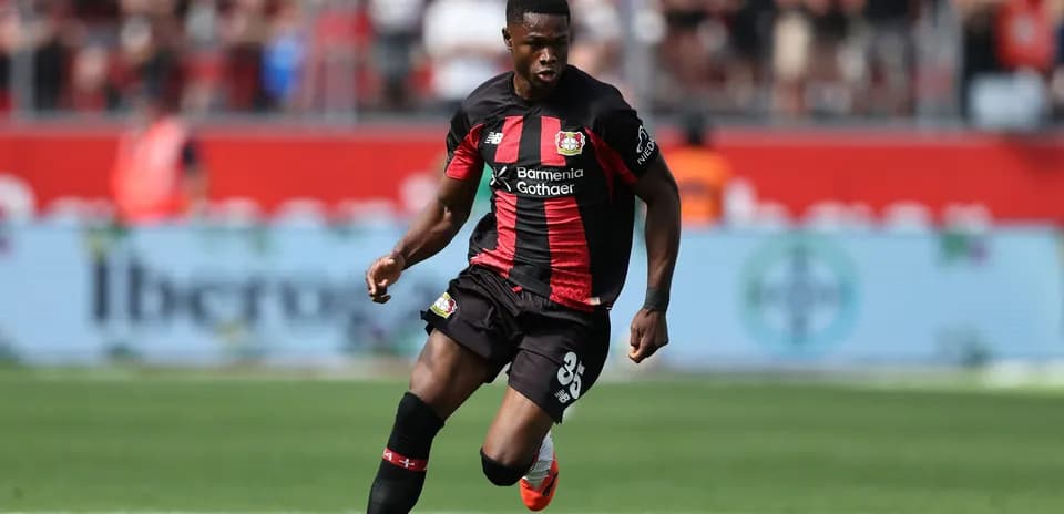 Jugador de Bayer 04 Leverkusen corriendo con el balón