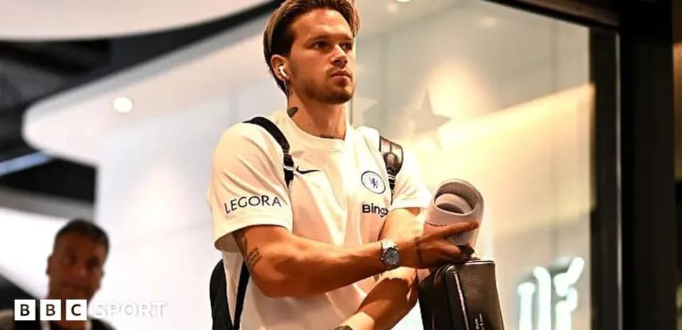 Jugador de Chelsea llegando con auriculares y mochila