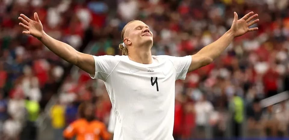 Jugador celebrando con los brazos levantados en partido