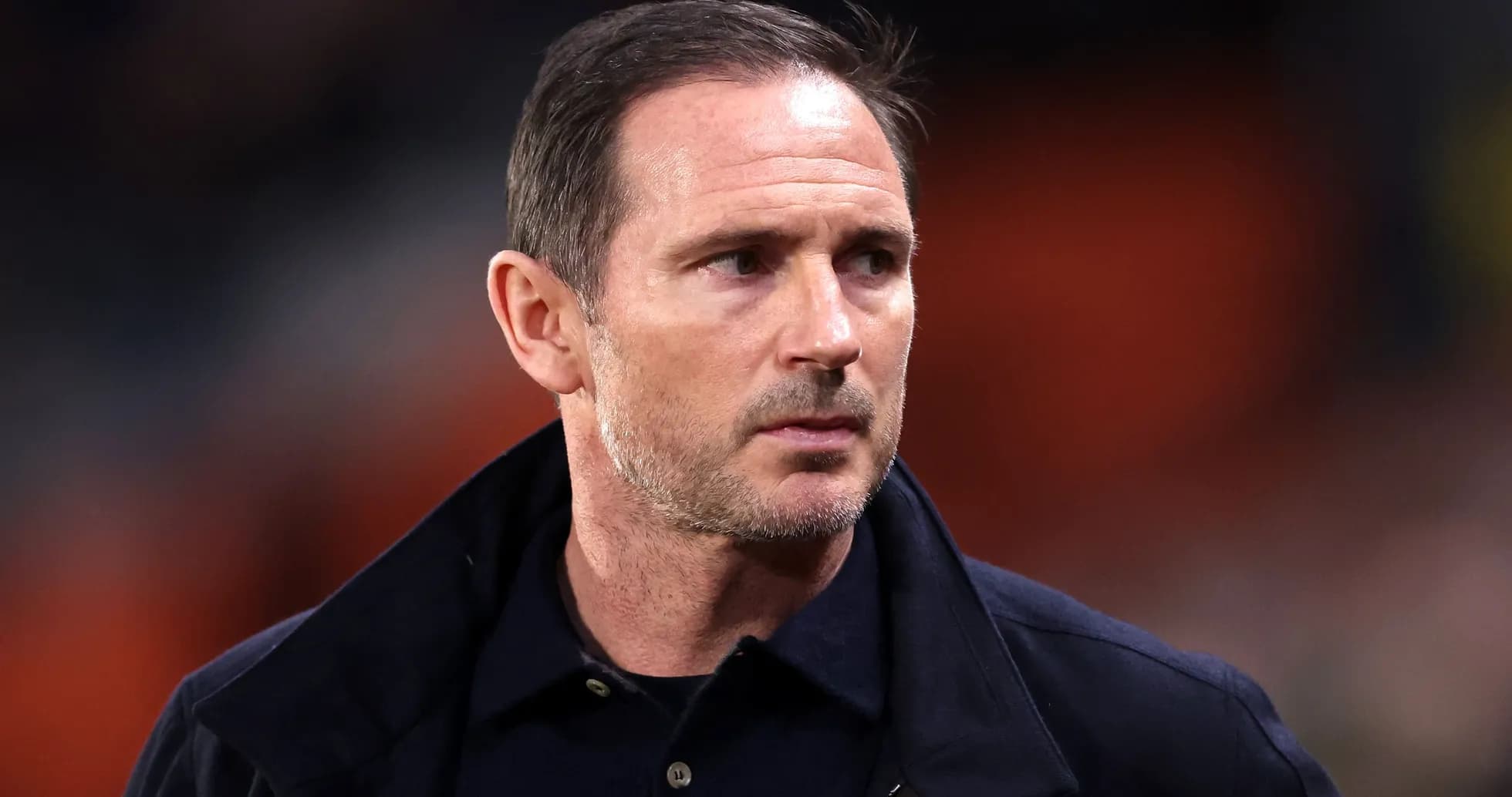 Entrenador en el campo durante el partido