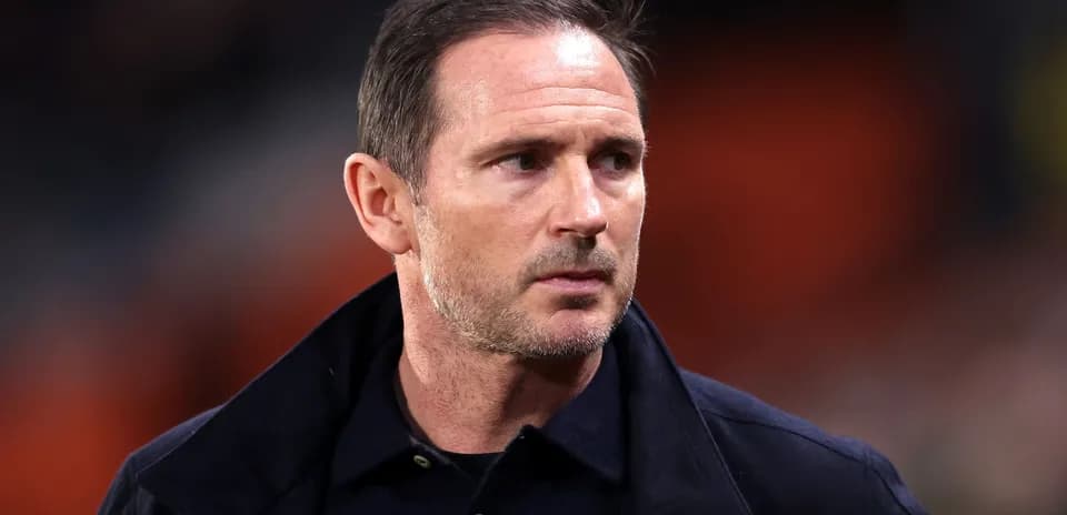 Entrenador en el campo durante el partido