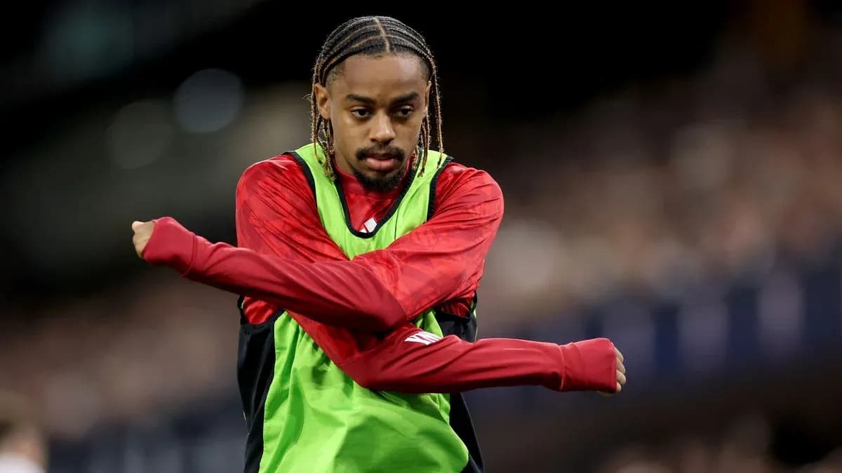 Jugador calentando en la banda del campo