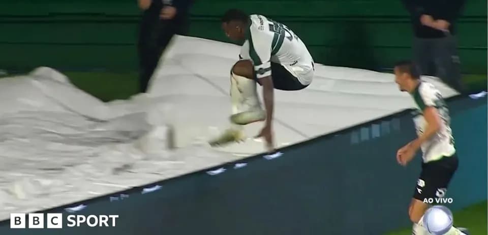 Jugador saltando sobre la lona durante el partido