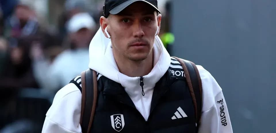 Jugador llegando al estadio con ropa de entrenamiento