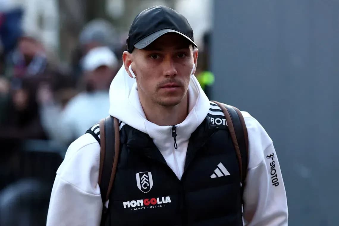 Jugador llegando al estadio con ropa de entrenamiento