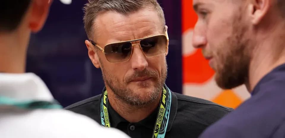 Hombre con gafas de sol conversando en evento
