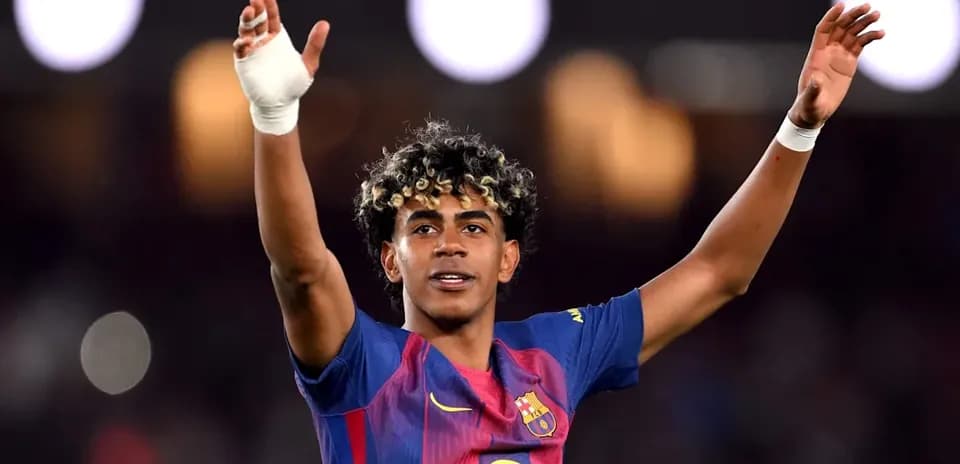 Jugador de Barça celebrando con el brazo levantado