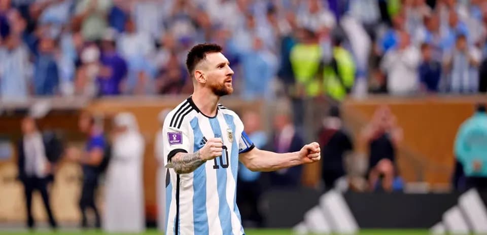 Lionel Messi celebrando con la afición argentina