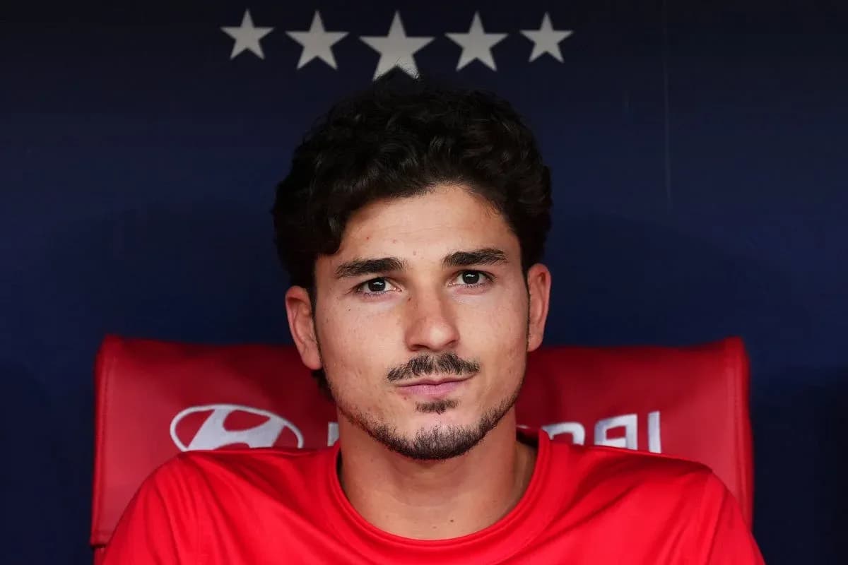 Jugador sentado en el banquillo durante el partido