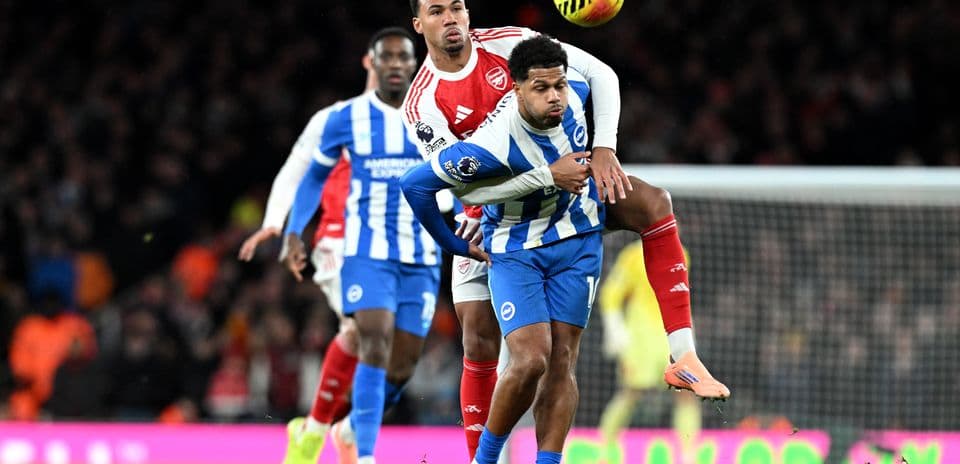Jugador de Brighton luchando por el balón