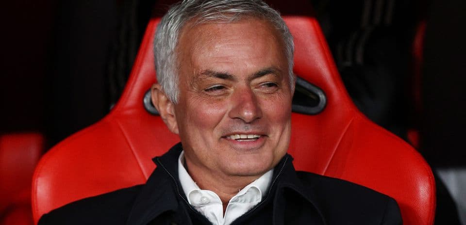 Entrenador sentado en el banquillo durante el partido
