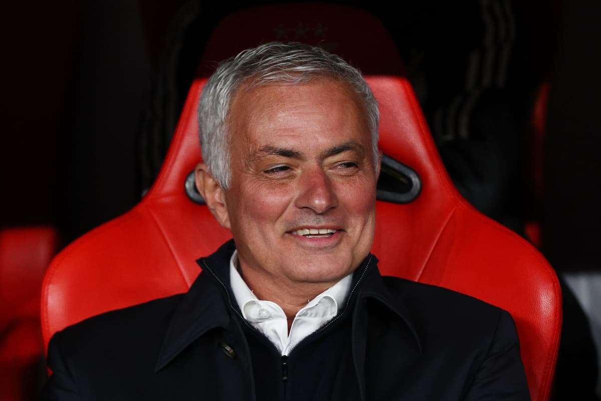 Entrenador sentado en el banquillo durante el partido