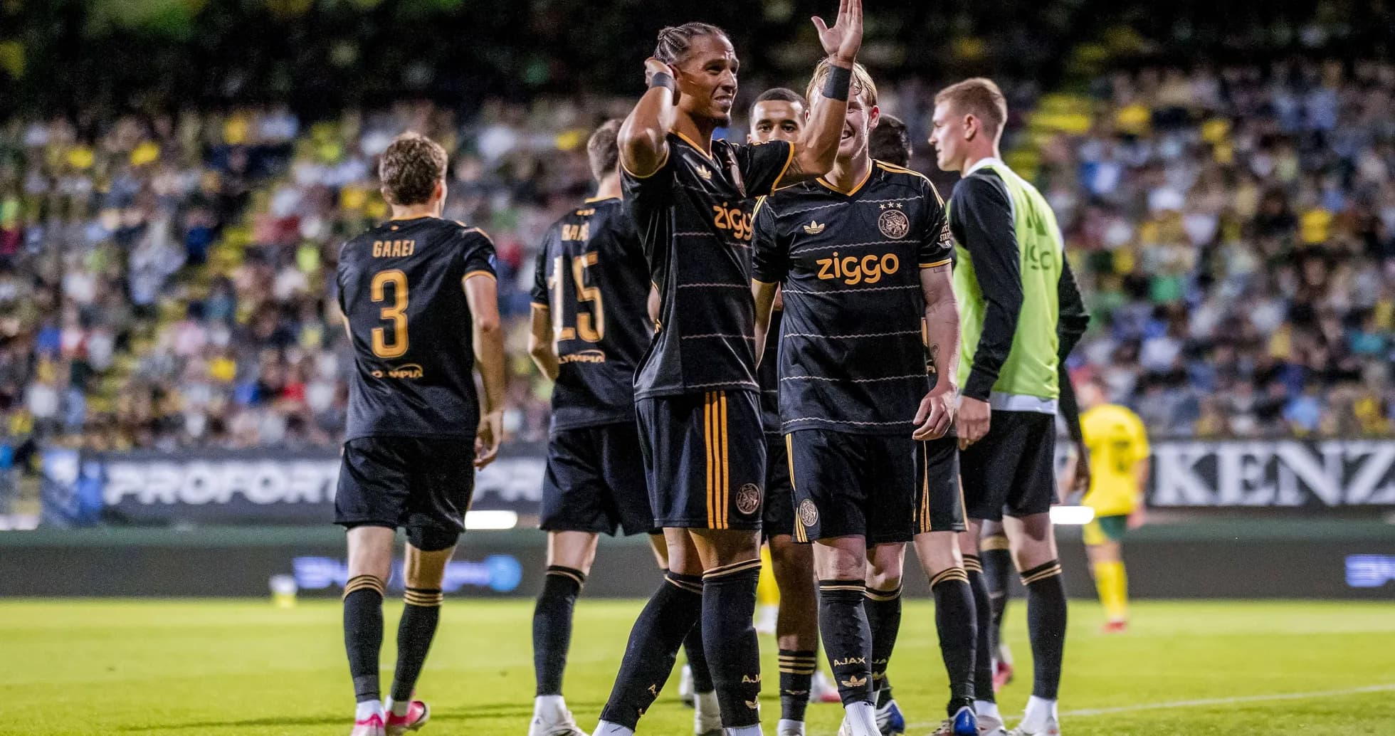 Jugadores de Ajax celebrando un gol en partido