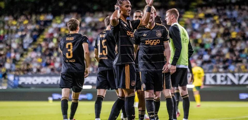 Jugadores de Ajax celebrando un gol en partido
