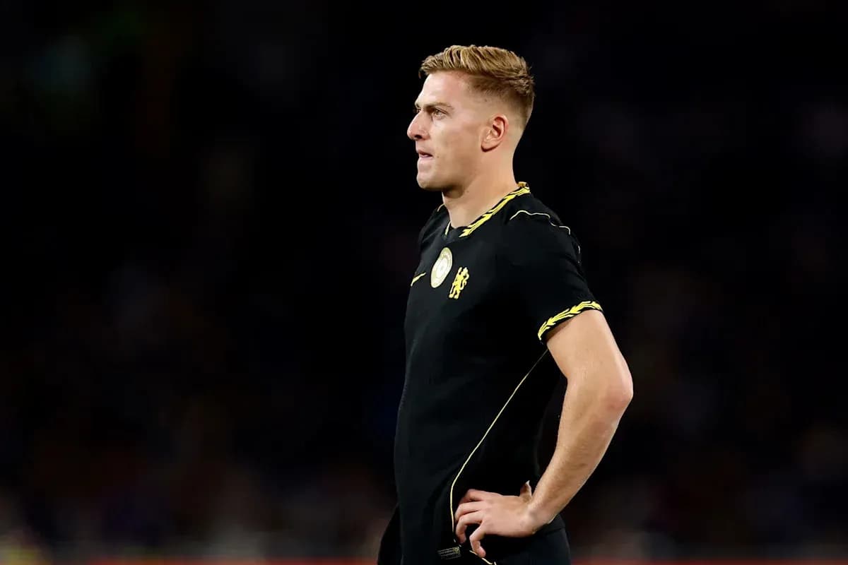 Jugador de pie en uniforme negro durante el partido