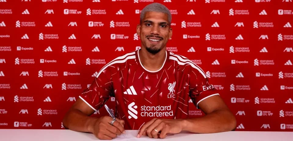 Jugador firmando contrato en presentación de club