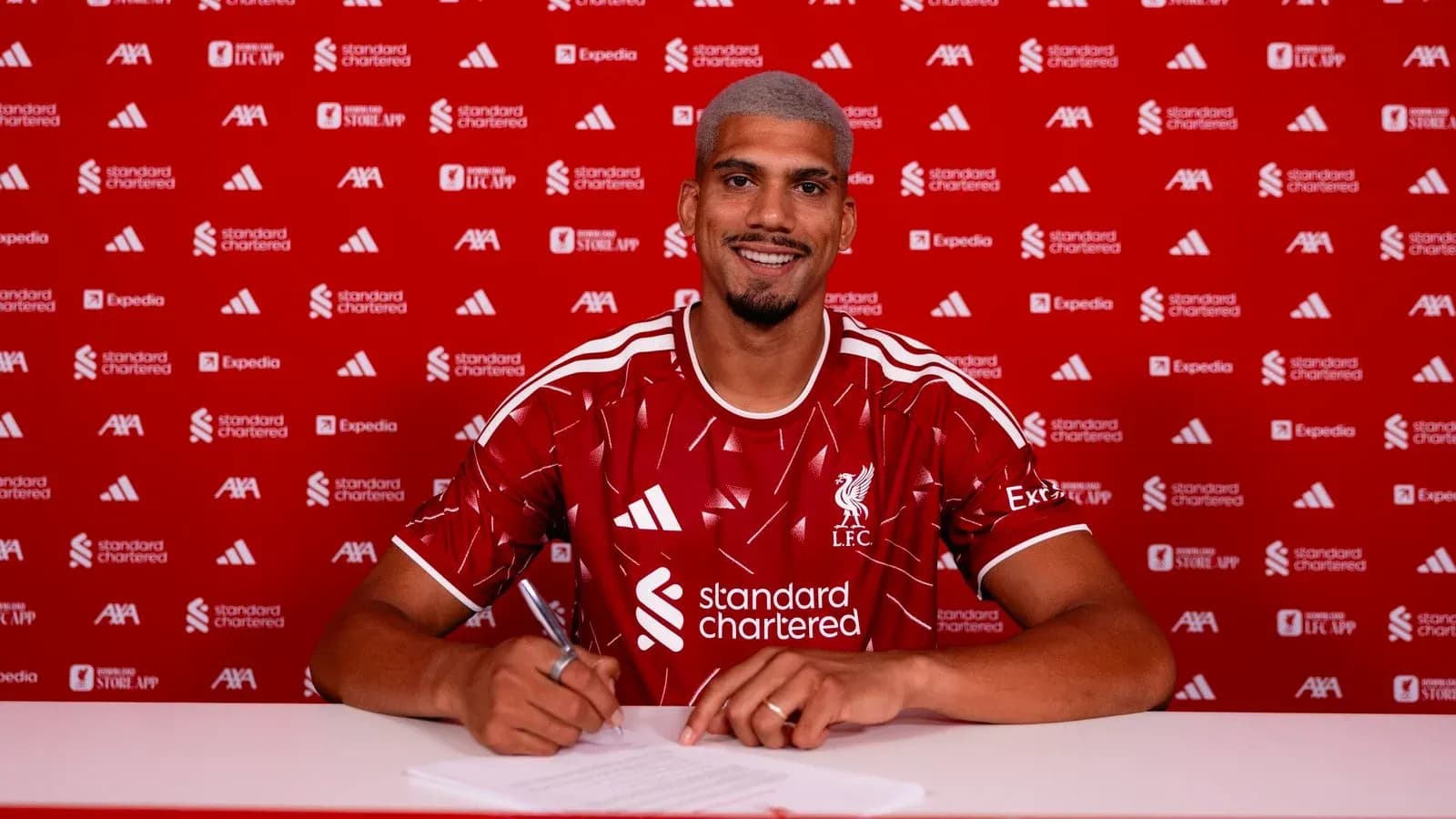 Jugador firmando contrato en presentación de club