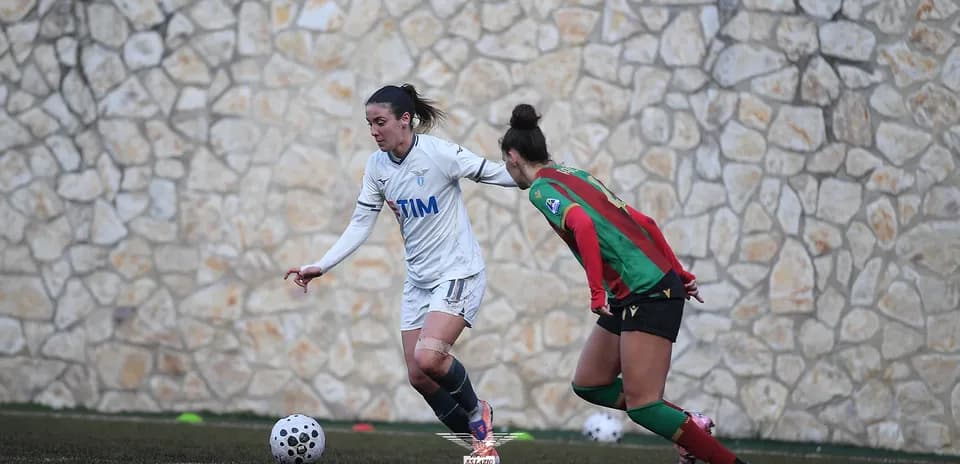 Jugadora de Lazio W driblando a rival de Ternana W