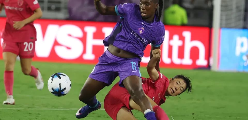 Jugadora de Orlando Pride cae durante el partido