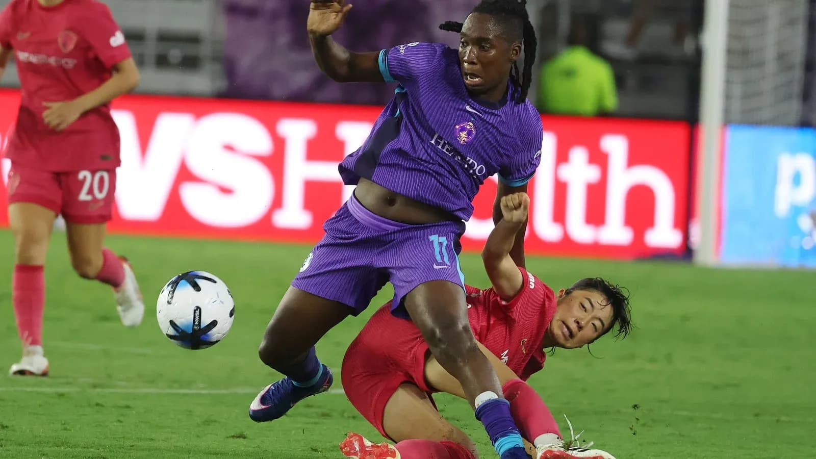 Jugadora de Orlando Pride cae durante el partido