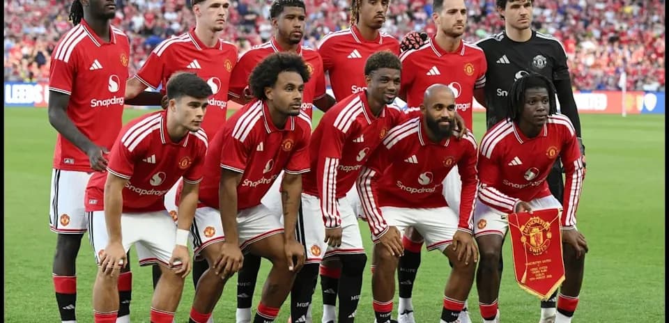 Jugadores de Manchester United posando en el campo