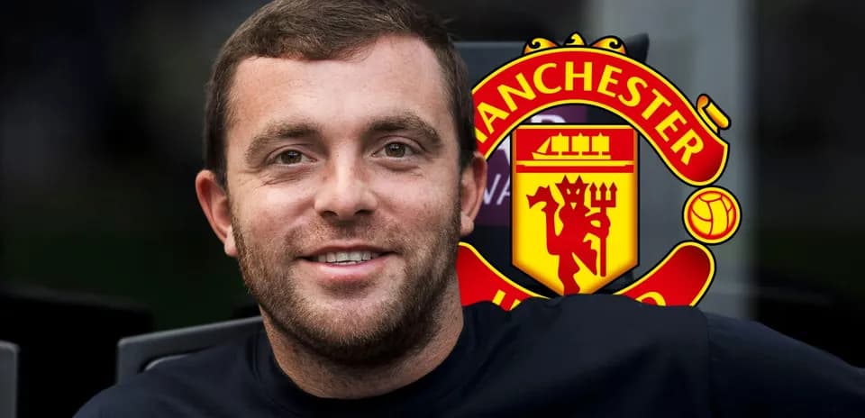 Hombre sonriendo con logo de Manchester United de fondo