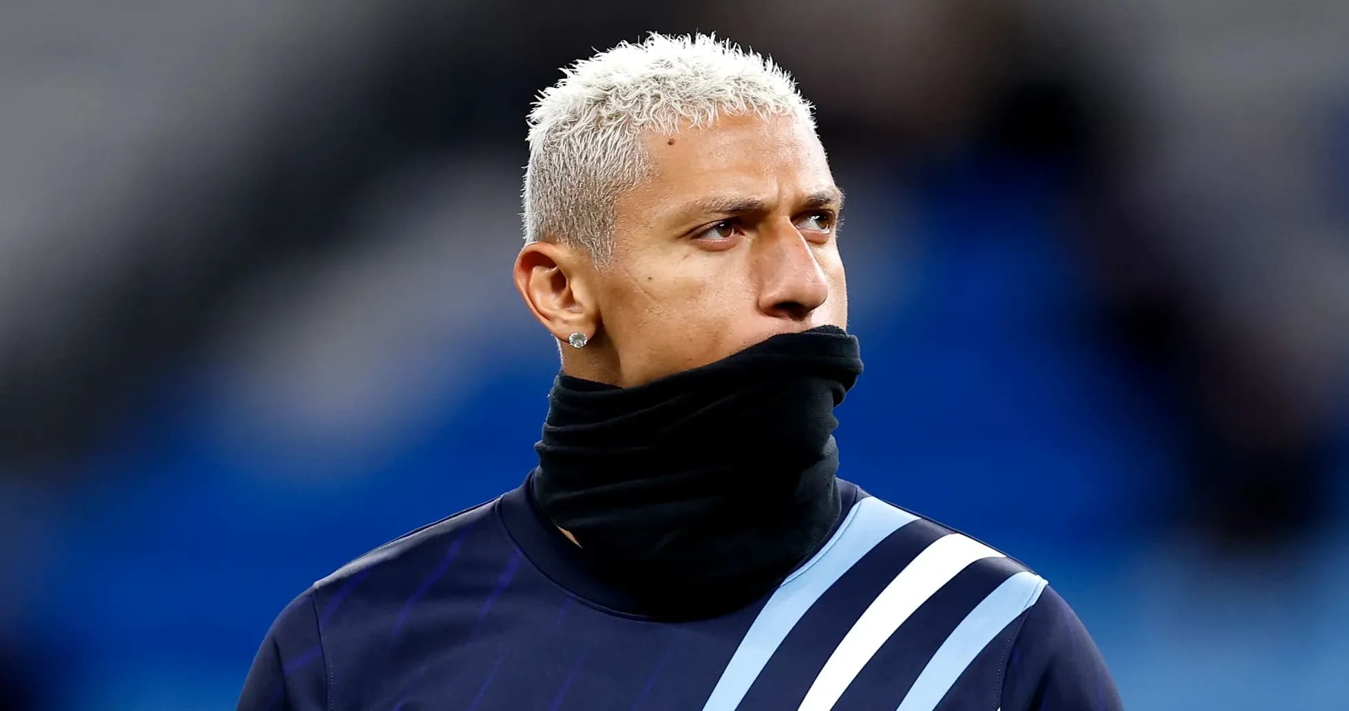 Jugador con sudadera y bufanda antes del partido
