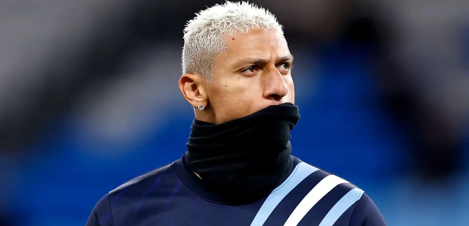 Jugador con sudadera y bufanda antes del partido