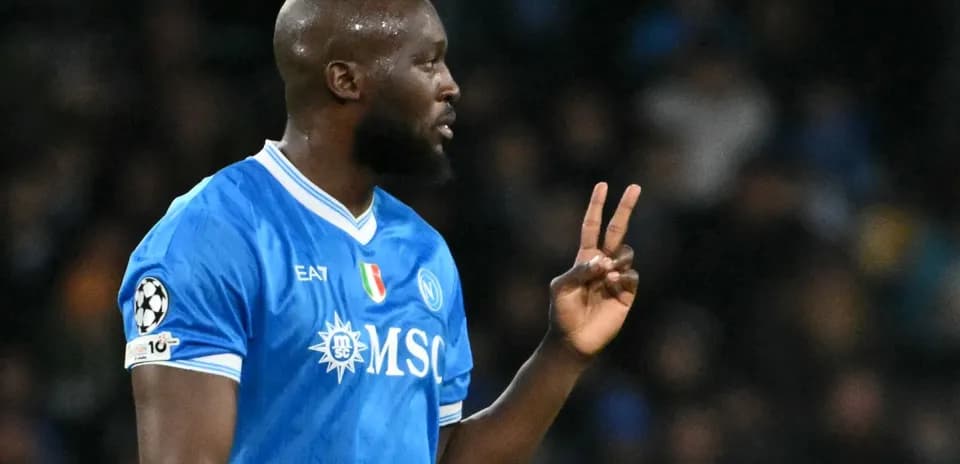 Jugador del Napoli mostrando dos dedos durante partido