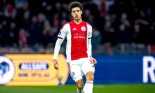 Jugador de Ajax caminando en el campo de juego