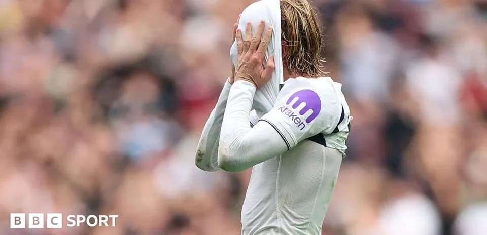 Jugador cubriendo su rostro con la camiseta