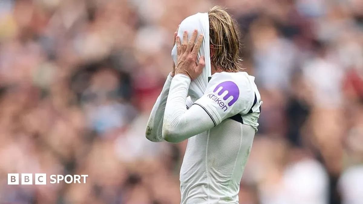 Jugador cubriendo su rostro con la camiseta